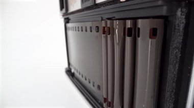 Film şeridi izole edilmiş antika eski film kamerasını kapat