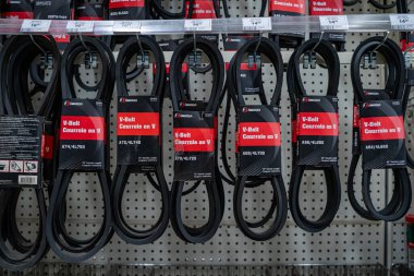 Mağaza rafında asılı Ziyaretçi kemerlerinin görüntüsü. Toronto, Kanada - 7 Şubat 2026.