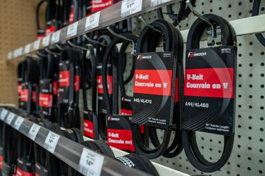 Mağaza rafında asılı Ziyaretçi kemerlerinin görüntüsü. Toronto, Kanada - 7 Şubat 2026.