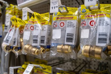 Mağaza duvarında asılı pirinç tesisat tesisatı manzarası. Toronto, Kanada - 7 Şubat 2026.