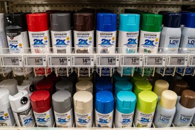 Hırdavatçı rafındaki sprey boya kutularının görüntüsü. Toronto, Kanada - 7 Şubat 2026.