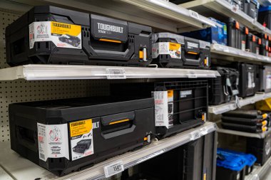 Hırdavatçı rafındaki ToughBuilt araç depolama kutularının görüntüsü. Toronto, Kanada - 7 Şubat 2026.