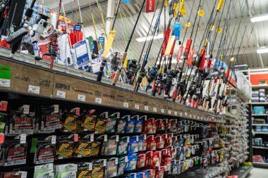 Spor malzemeleri mağazasındaki olta ve aksesuar manzarası. Toronto, Kanada - 7 Şubat 2026.