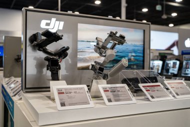 Elektronik mağazasındaki DJI dengeleyicilerin görüntüsü. Toronto, Kanada - 7 Şubat 2026.