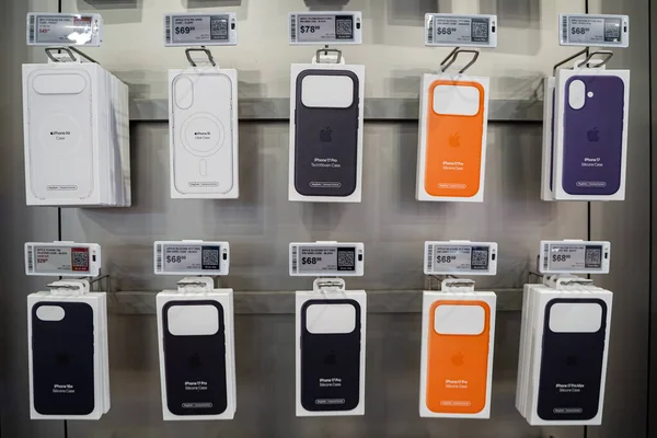 Perakende mağazasının duvarında Apple iPhone kutuları var. Toronto, Kanada - 7 Şubat 2026.