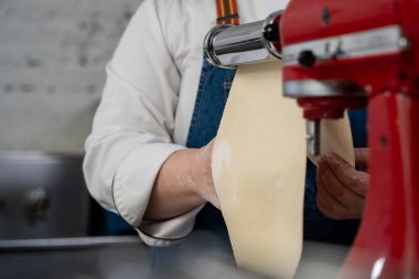 Mutfaktaki makarna makinesini kullanarak aşçıyı kapat..