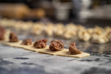 Manti 'nin hamur karelerini doldurmasını kapat.