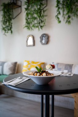 Manti Türk köftesini yoğurt ve sosla kapat..