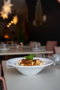 Manti Türk köftesini yoğurt ve sosla kapat..