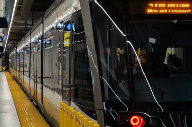 İstasyondaki TTC Line 5 Eglinton treninin görüntüsü. Toronto, Kanada - 16 Şubat 2026.