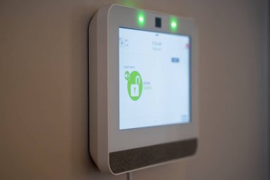 Ev güvenlik sistemi kontrol panelini kapat.