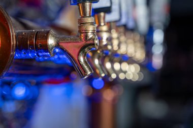 Barın içindeki bira musluklarını kapat..