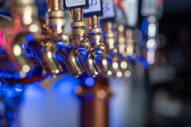 Barın içindeki bira musluklarını kapat..