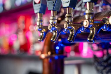 Barın içindeki bira musluklarını kapat..