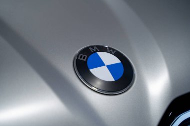 Gümüş araba kaputuna BMW amblemi yapıştır. Toronto, Kanada - 18 Şubat 2026.