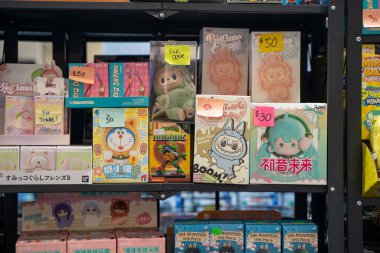 Labubu ve tasarımcı oyuncak figürleri perakende rafında sergileniyor. Toronto, Kanada - 18 Şubat 2026.