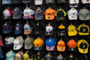 Mağaza duvarında renkli beysbol şapkalarının görüntüsü. Toronto, Kanada - 18 Şubat 2026.