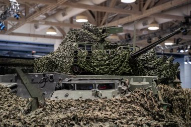 Kamufle edilmiş zırhlı zırhlı aracın ön görüntüsü..