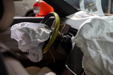 İçinde hava yastığı olan çarpışan arabanın iç görüntüsü..