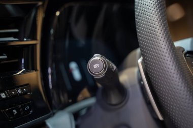 Modern arabadaki direksiyon kontrol kolunu kapat.