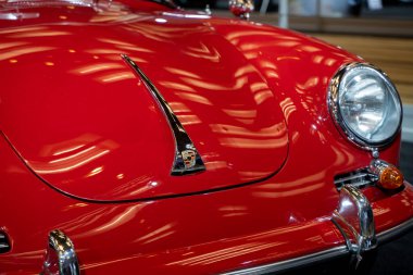 1964 model Porsche 356C Golde Sunroof sürümü Kanada Uluslararası Otomobil Fuarı 'nda. Toronto, Kanada - 18 Şubat 2026.