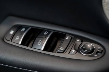 Araba penceresini ve ayna kontrol panelini kapat.