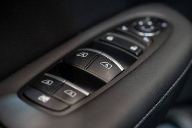 Araba penceresini ve ayna kontrol panelini kapat.