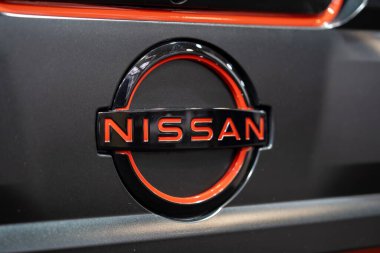 Nissan amblemine kırmızı aksanlı yaklaş. Toronto, Kanada - 19 Şubat 2026.