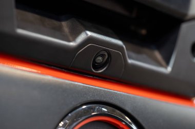 Arabanın bagajındaki dikiz kamerasını kapat..