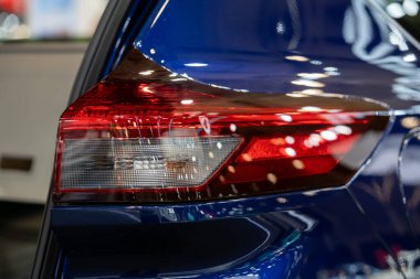 Mavi arabanın arka stop lambasını kapat..