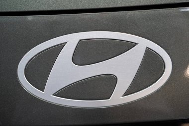 Arabanın dışındaki Hyundai logosunu kapat. Toronto, Kanada - 19 Şubat 2026.