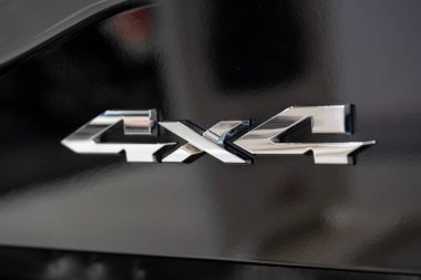 Arabanın dış tarafındaki 4x4 'lük rozeti kapat.