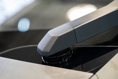 Tesla Siber Kamyoneti 'nin ön cam sileceklerini kapatın. Toronto, Kanada - 19 Şubat 2026.