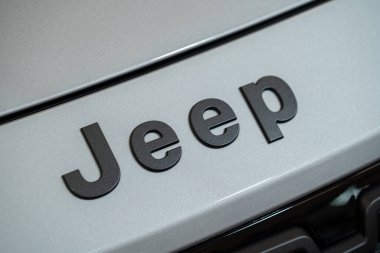 Aracın dışındaki cip logosunu kapat. Toronto, Kanada - 19 Şubat 2026.