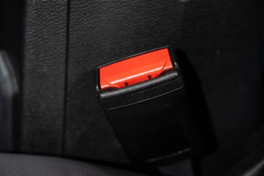 Arabanın emniyet kemerini iç kısımda tak..