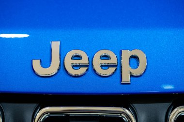 Mavi aracın üzerindeki cip logosunu kapat. Toronto, Kanada - 19 Şubat 2026.