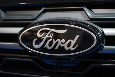 Ön ızgaradaki Ford logosunu kapat. Toronto, Kanada - 19 Şubat 2026.