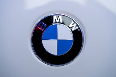 Beyaz araba gövdesinin üzerindeki BMW logosunu kapat. Toronto, Kanada - 19 Şubat 2026.
