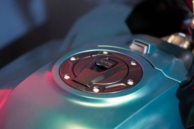 Motosiklet yakıt deposundaki BMW logosunu kapat. Toronto, Kanada - 19 Şubat 2026.