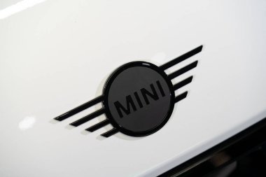 Beyaz araba gövdesindeki MINI logosunu kapat. Toronto, Kanada - 19 Şubat 2026.