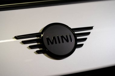 Beyaz araba gövdesindeki MINI Cooper amblemini kapat. Toronto, Kanada - 19 Şubat 2026.