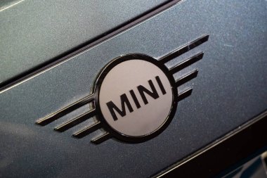 Metalik araba gövdesindeki MINI Cooper logosunu kapat. Toronto, Kanada - 19 Şubat 2026.