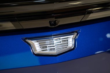 Mavi arabadaki Cadillac amblemini kapat. Toronto, Kanada - 19 Şubat 2026.
