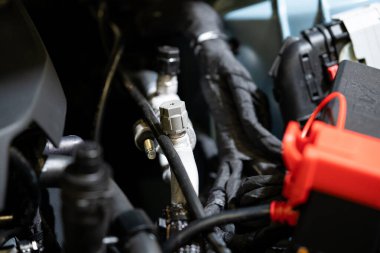 Motor kompartıman bileşenlerini kapat.