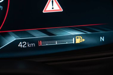 Arabanın dijital yakıt göstergesi uyarı ekranını kapat.