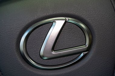 Araba direksiyonundaki Lexus logosunu kapat. Toronto, Kanada - 19 Şubat 2026.