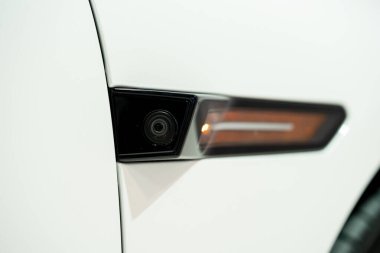 Beyaz arabanın yan kamerasını ve göstergesini kapat.