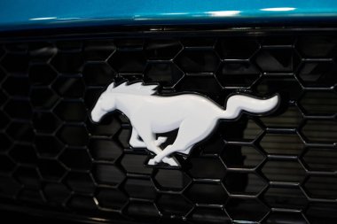 Ön ızgaradaki Ford Mustang at amblemini kapat. Toronto, Kanada - 19 Şubat 2026.