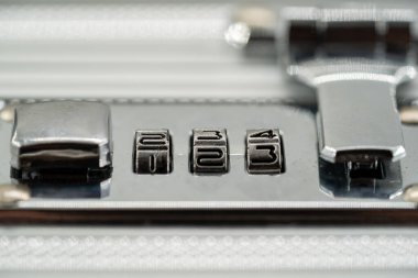 Metal kombinasyon kilit mekanizmasını kapat.