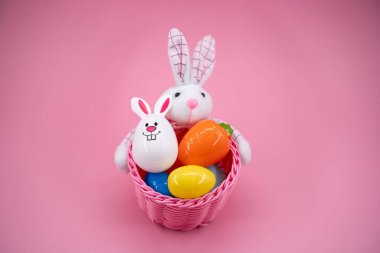 Tavşanlı ve renkli yumurtalı Paskalya sepeti..